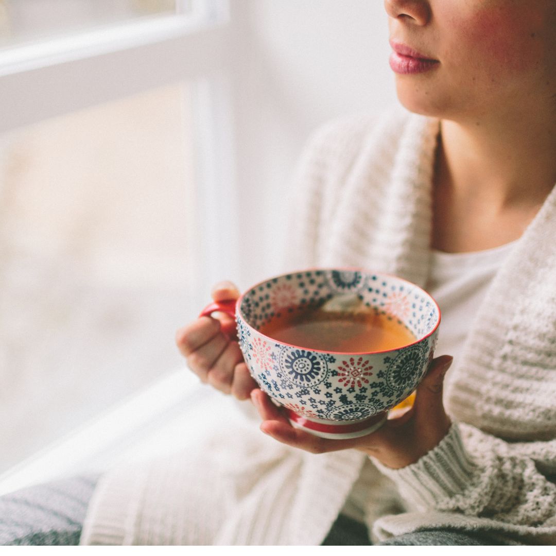 Maman Zen boit un thé pour son rituel du soir